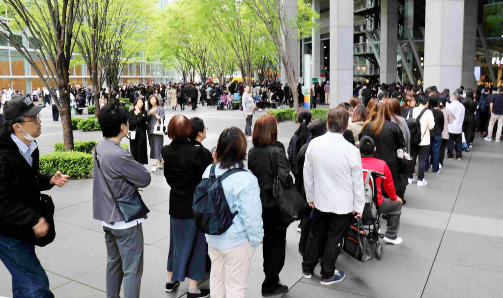【芸能】中山美穂さんお別れの会にファン1万人超参列　行列200メートル、入場まで2時間超　「信じたくない」別れ惜しむ